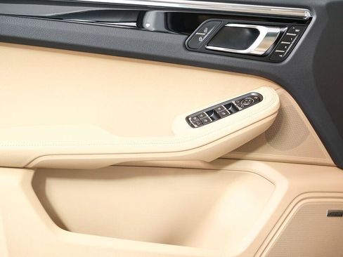 Used 2026 Porsche Macan AWD/4WD image 6