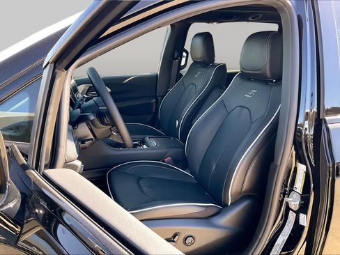 New 2026 Chrysler Pacifica Limited w/ S Appearance Package FWD image 9