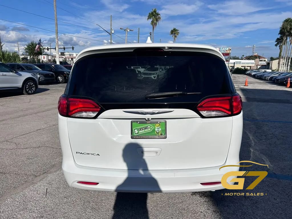 Used 2017 Chrysler Pacifica Touring FWD image 6