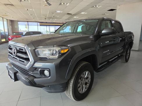 Used 2017 Toyota Tacoma SR5 AWD/4WD image 3