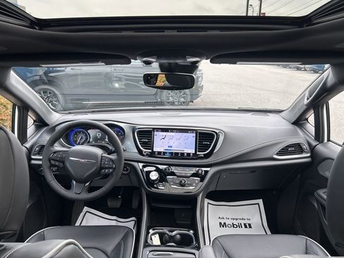 New 2026 Chrysler Pacifica Limited w/ S Appearance Package image 2