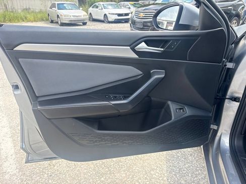 Used 2025 Volkswagen Jetta SE FWD image 10