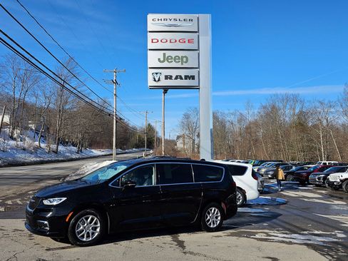 Used 2024 Chrysler Pacifica Touring-L image 1