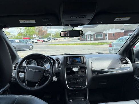 Used 2015 Chrysler Town & Country S FWD image 15