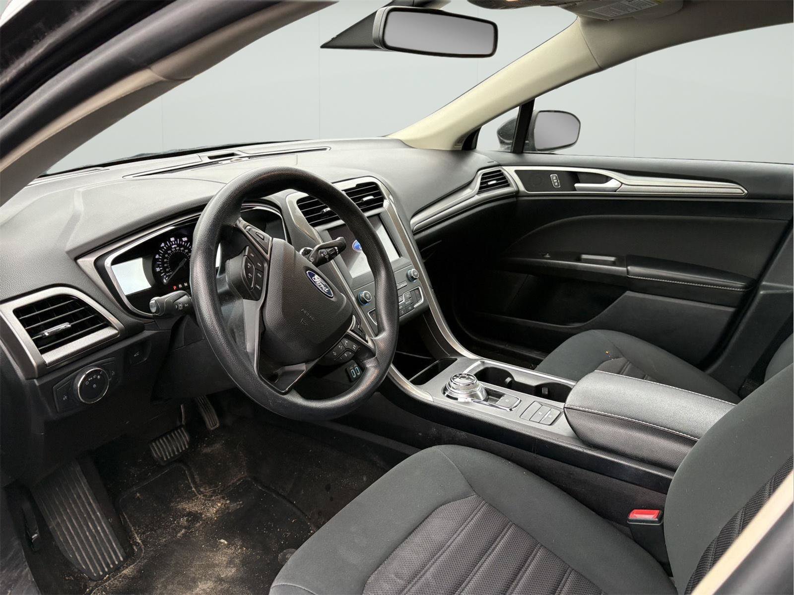 Used 2020 Ford Fusion SE FWD image 8