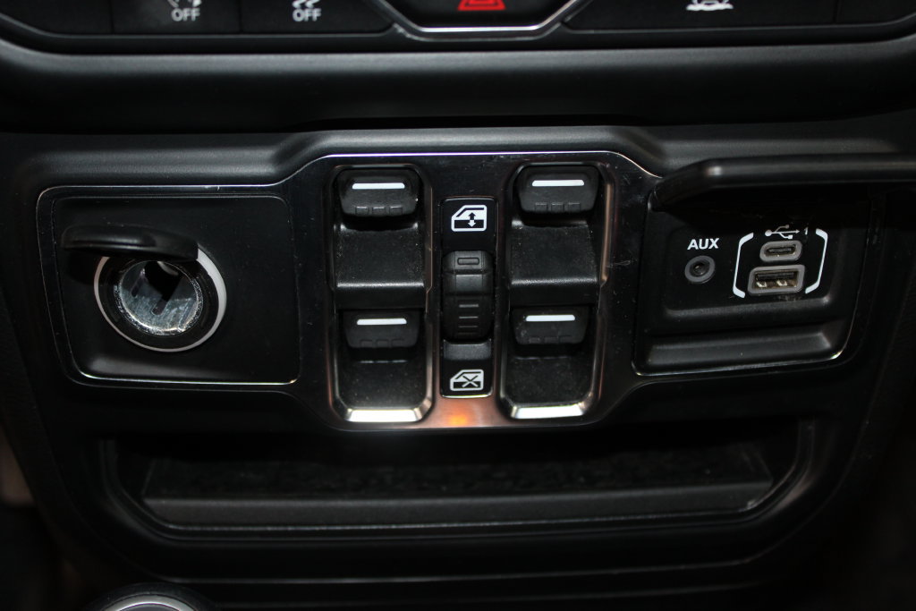 Used 2023 Jeep Gladiator Sport AWD/4WD image 38