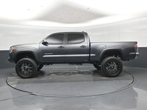 Used 2020 Toyota Tacoma TRD Off-Road AWD/4WD image 32