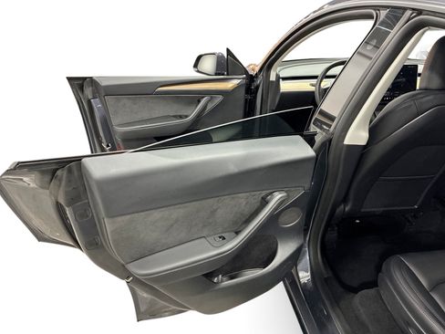 Certified 2023 Tesla Model Y Long Range AWD/4WD image 10