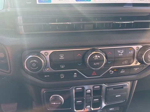 New 2025 Jeep Gladiator Sport AWD/4WD image 18