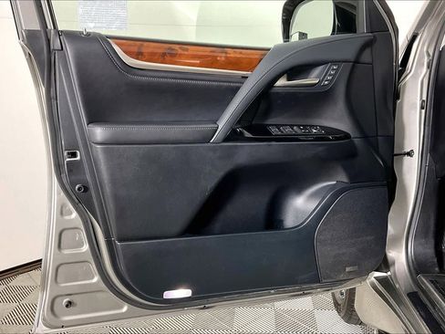 Used 2021 Lexus LX 570 4WD w/ 3rd Row & Luxury Pkg image 20