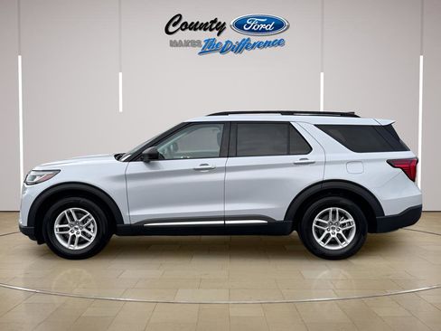 Used 2025 Ford Explorer Active image 3