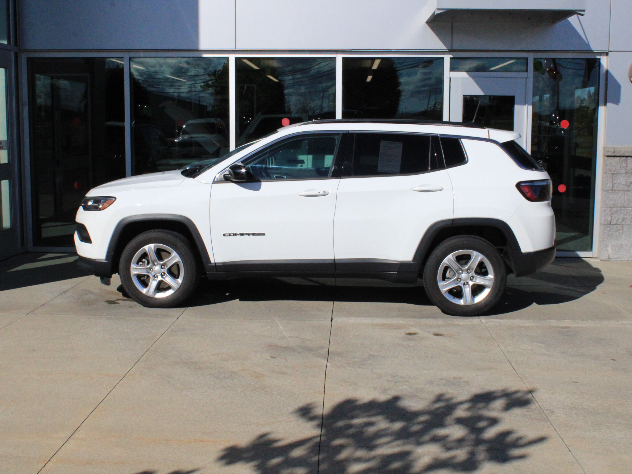 Used 2023 Jeep Compass Latitude w/ Convenience Group AWD/4WD image 5