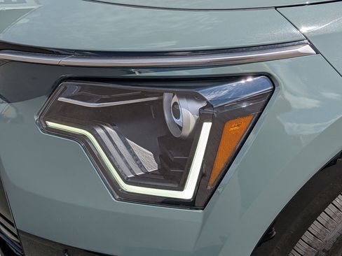 Certified 2026 Kia Niro FWD image 9