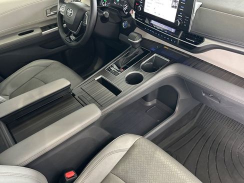 Used 2023 Toyota Sienna Limited image 16