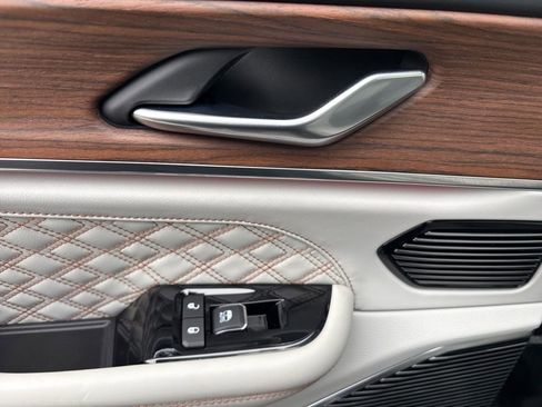 Used 2021 Jeep Grand Cherokee L Summit w/ Luxury Tech Group V image 23