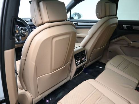Certified 2022 Porsche Cayenne Platinum Edition image 11