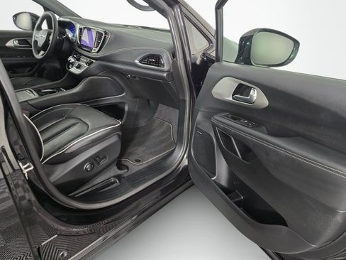 Used 2023 Chrysler Pacifica Limited w/ Uconnect Theater Family Group FWD image 44
