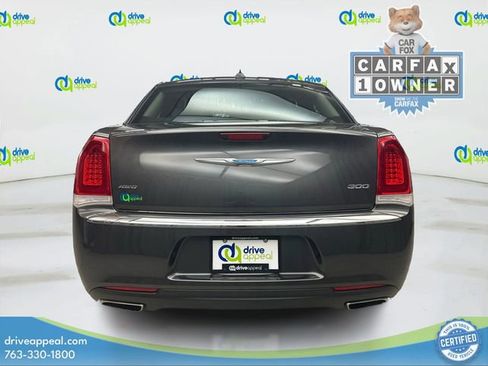 Used 2022 Chrysler 300 Touring image 7