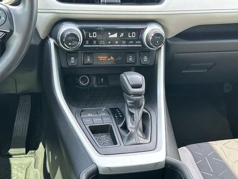 Used 2020 Toyota RAV4 XLE w/ Convenience Package FWD image 17