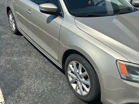 Used 2013 Volkswagen Jetta SE FWD image 2