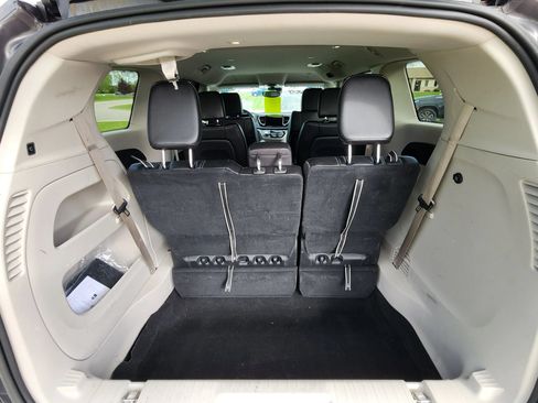Used 2023 Chrysler Pacifica Touring-L FWD image 24