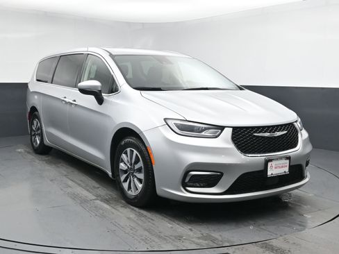 Used 2023 Chrysler Pacifica Touring-L image 2