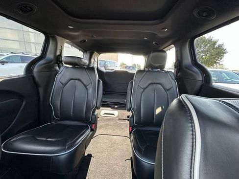 Used 2025 Chrysler Pacifica Limited FWD image 36