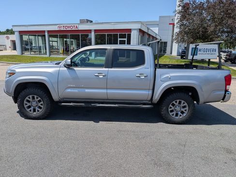 Used 2017 Toyota Tacoma SR5 AWD/4WD image 2