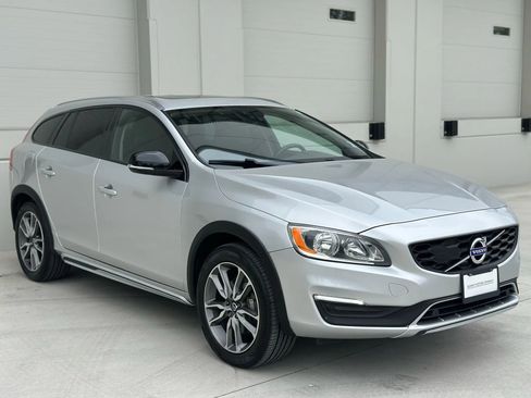 Used 2017 Volvo V60 T5 Cross Country w/ Convenience Package image 7