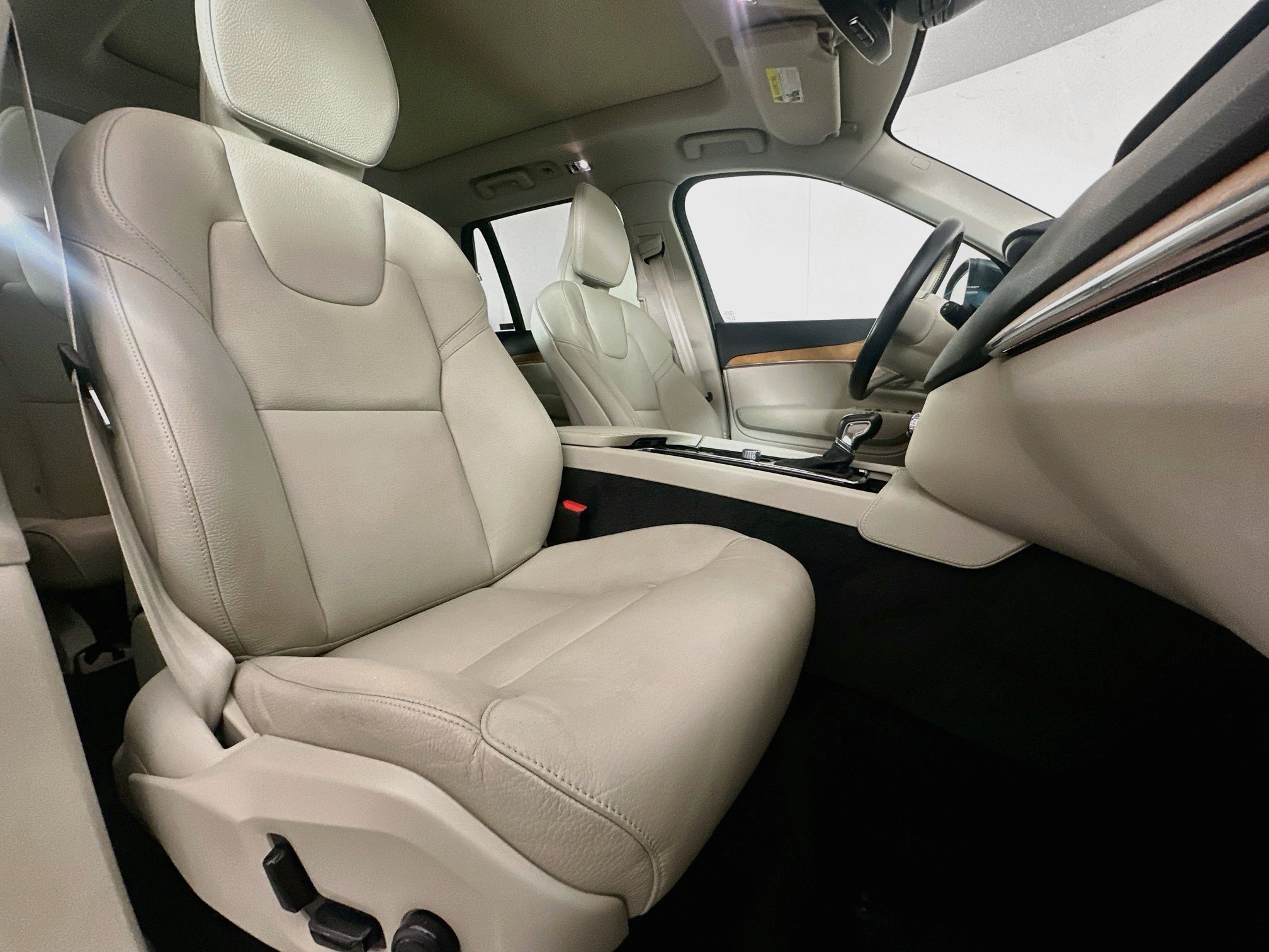 Used 2022 Volvo XC90 T6 Momentum w/ Advanced Package AWD/4WD image 34