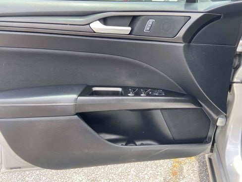 Used 2018 Ford Fusion SE w/ Equipment Group 201A FWD image 16