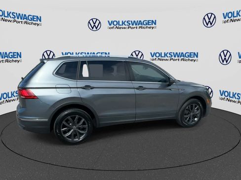 Used 2022 Volkswagen Tiguan SE w/ Panoramic Sunroof Package FWD image 8