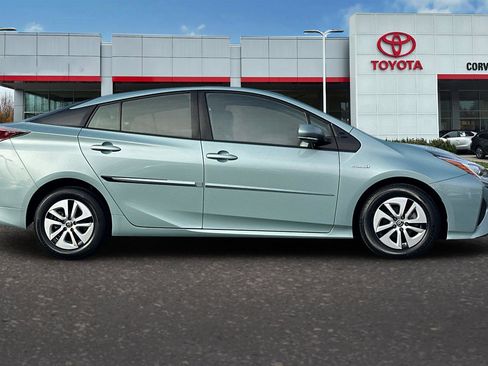 Used 2016 Toyota Prius Four image 3