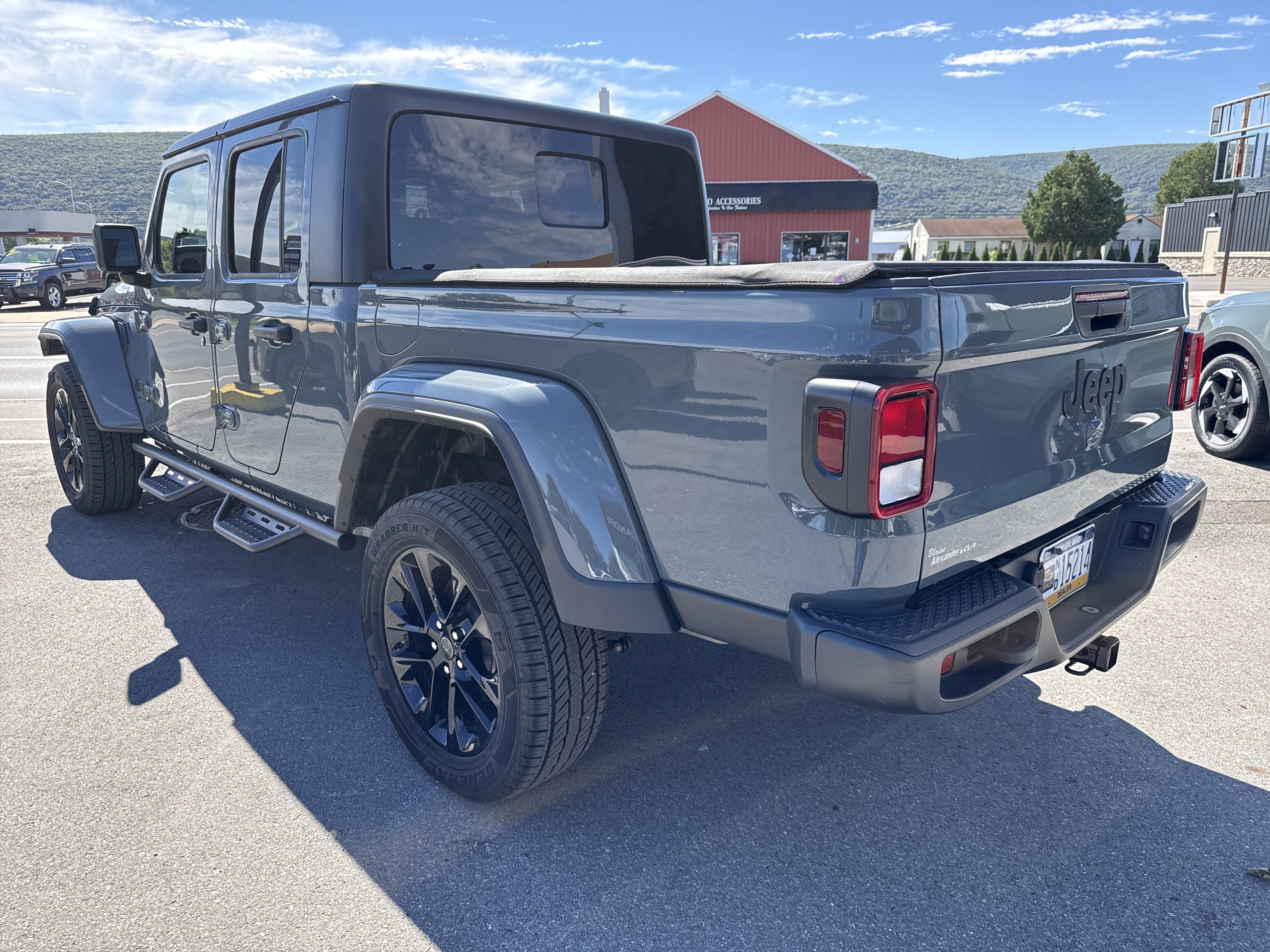 Used 2025 Jeep Gladiator Sport AWD/4WD image 6