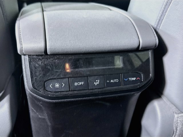 Used 2023 Toyota Highlander XLE AWD/4WD image 25