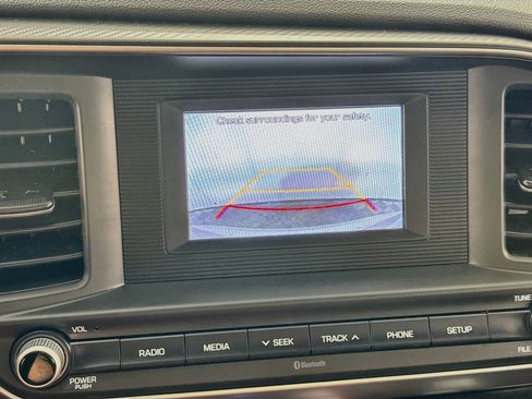 Used 2020 Hyundai Elantra SE w/ Cargo Package (C1) FWD image 2