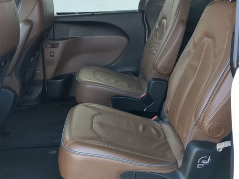 Used 2020 Chrysler Pacifica Limited image 19