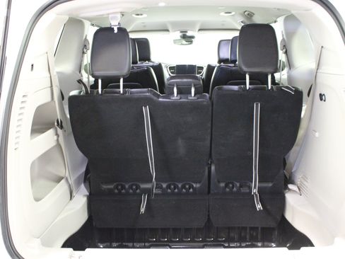 Used 2024 Chrysler Pacifica Touring-L FWD image 15
