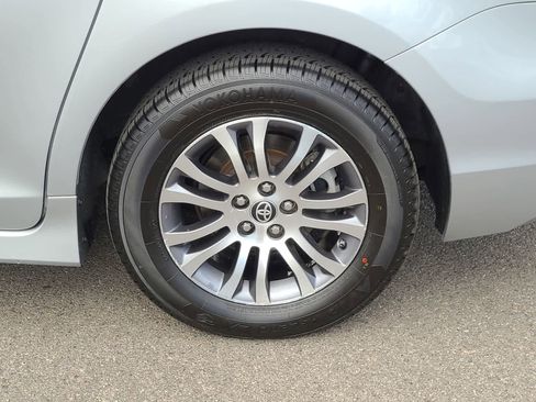 Used 2020 Toyota Sienna XLE image 16