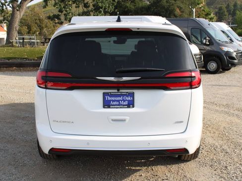 New 2026 Chrysler Pacifica Select image 5