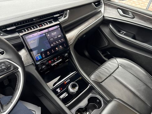 Used 2024 Jeep Grand Cherokee L Limited w/ Luxury Tech Group II image 20