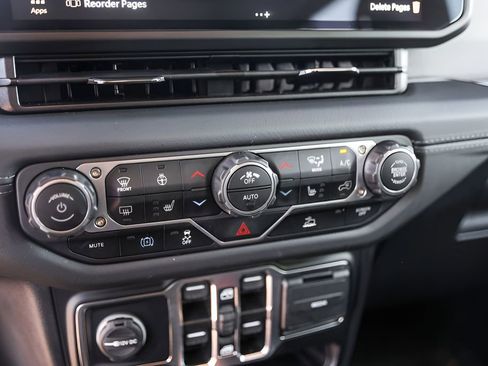 Used 2025 Jeep Wrangler Unlimited Sahara image 22