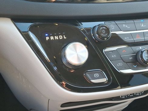 Certified 2024 Chrysler Pacifica Touring-L image 15