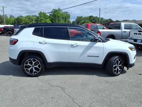 Used 2025 Jeep Compass Limited AWD/4WD image 3