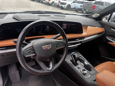 Used 2024 Cadillac XT4 Premium Luxury w/ Technology Package AWD/4WD image 5