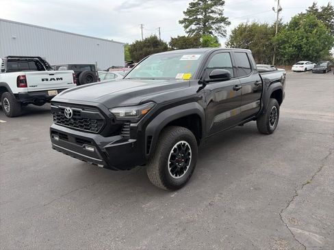 Used 2025 Toyota Tacoma TRD Off-Road image 3