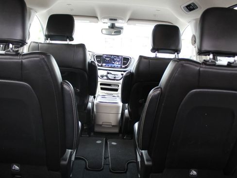 Used 2023 Chrysler Pacifica Touring-L image 10