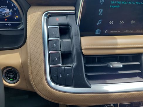 Used 2023 Chevrolet Tahoe Premier AWD/4WD image 25