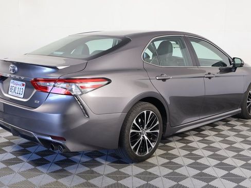 Used 2018 Toyota Camry SE image 4