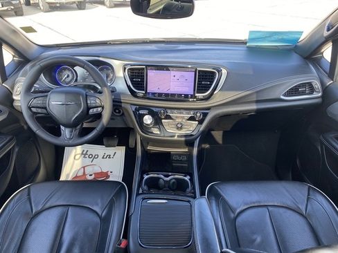 Used 2025 Chrysler Pacifica Limited image 11